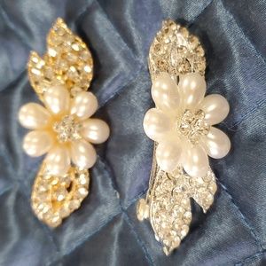 Lulu stone hair clip in the shape of a flower